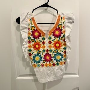 Beautiful Mexican embroidery small blouse!